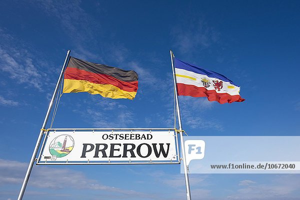Flagge von Deutschland und Landesdienstflagge Mecklenburg-Vorpommern auf Seebrücke an der Ostsee in Prerow,  Darß,  Fischland-Darß-Zingst,  Mecklenburg-Vorpommern,  Deutschland,  Europa