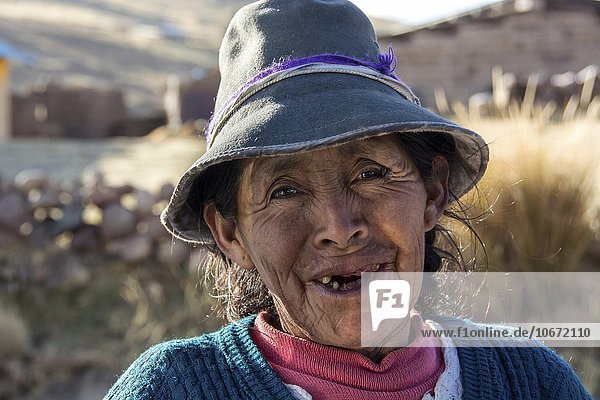 Indio Frau mit Hut lacht  bei Cusco  Peru  Südamerika