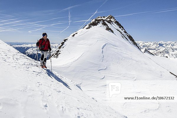 Skitourengeher beim Aufstieg auf die Finailspitze  hinten die Finailköpfe  Schnalstal  Meraner Land  Alpen  Südtirol  Trentino-Südtirol  Italien  Europa