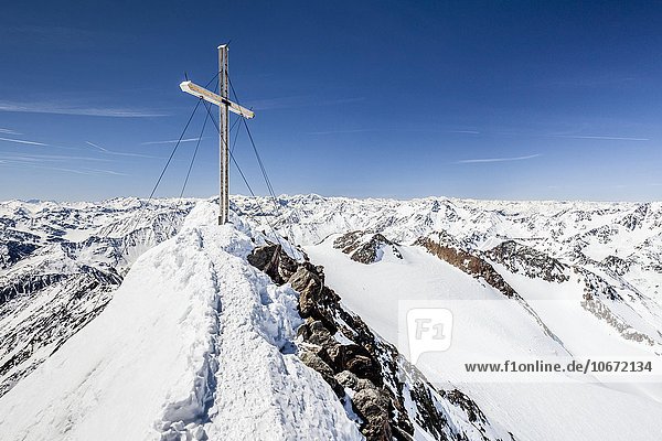 Auf dem Gipfel der Finailspitze  hinten die Finailköpfe  Schnalstal  Meraner Land  Alpen  Südtirol  Trentino-Südtirol  Italien  Europa