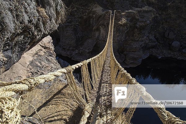 Letzte funktionierende Inka Hängebrücke Qu'eswachaka  Seilbrücke aus geflochtenem Ichu-Gras (Jarava ichu) über den Fluss Apurimac  Peru  Südamerika