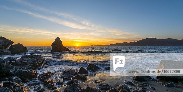 Sonnenuntergang am Marshall Strand  Marshall's Beach  Felsenküste  San Francisco  USA  Nordamerika