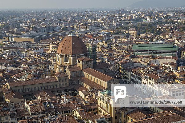 Ausblick über die Stadt mit Kirche Basilica di San Lorenzo und Markthallen  Florenz  Toskana  Italien  Europa