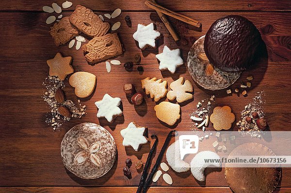 Verschiedene Kekse und Lebkuchen  weihnachtlich