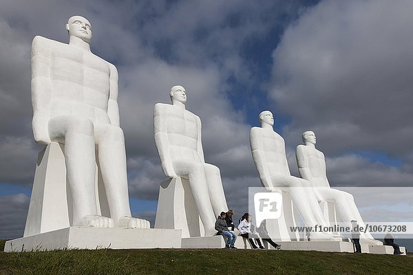 Der Mensch am Meer  riesige Skulpturengruppe von ??Svend Wiig Hansen  am Hafen von Esbjerg  Dänemark  Europa