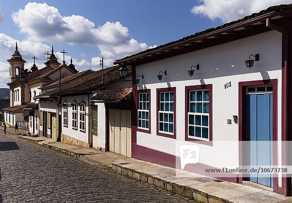 Kopfsteinpflaster und Häuser im Kolonialstil  Mariana  Minas Gerais  Brasilien  Südamerika