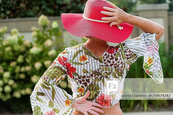 blond Frau Rückansicht Freizeitbekleidung Sommer Hut hoch oben rot Ansicht Kleidung alt Jahr