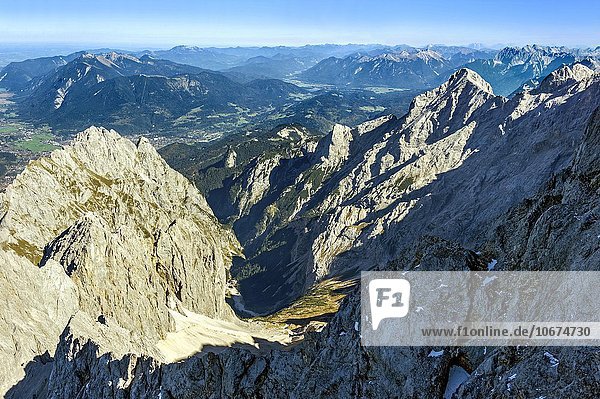 Ausblick von der Zugspitze auf Großer Waxenstein links  Alpspitze rechts  Wettersteingebirge  Garmisch-Partenirchen  hinten Estergebirge und Karwendelgebirge  Oberbayern  Bayern  Deutschland  Europa