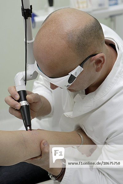 Hautarzt  medizinische Lasertherapie  Entfernung von Tätowierungen  Nordrhein-Westfalen  Deutschland  Europa