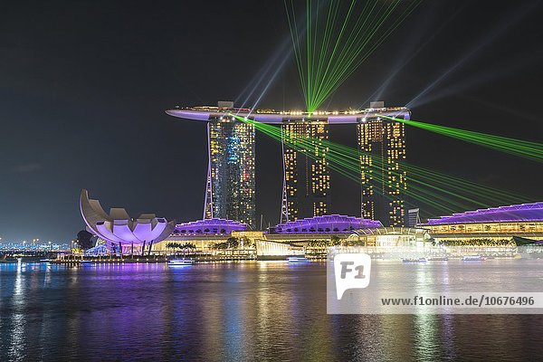 Lasershow am Hotel Marina Bay Sands am Abend  Marina Bay  Singapur  Asien