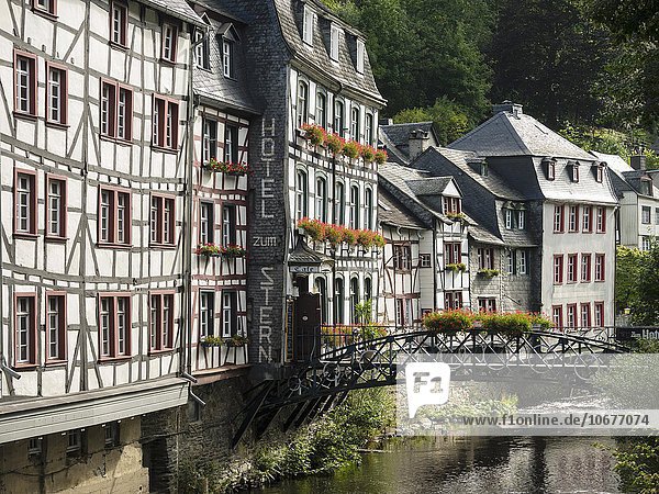 Alte Fachwerkhäuser am Fluss Rur  Monschau  Eifel  Nordrhein-Westfalen  Deutschland  Europa