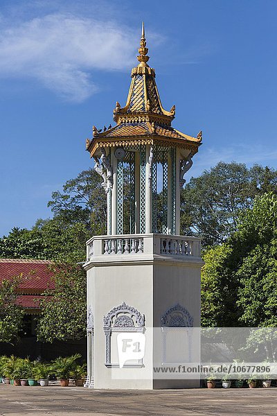 Glockenturm neben der Silberpagode  Wat Preah Keo Morakot  Vihear Preah Morakot beim Königspalast  Phnom Penh  Kambodscha  Asien