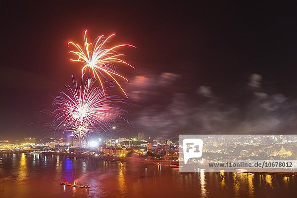 Feuerwerk über Tonle Sap und Mekong  Stadtansicht  Phnom Penh  Kambodscha  Asien