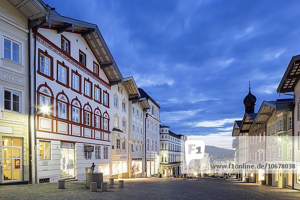 Wohn- und Geschäftshäuser bei Dämmerung  Marktstraße  Fußgängerzone  Bad Tölz  Oberbayern  Bayern  Deutschland  Europa