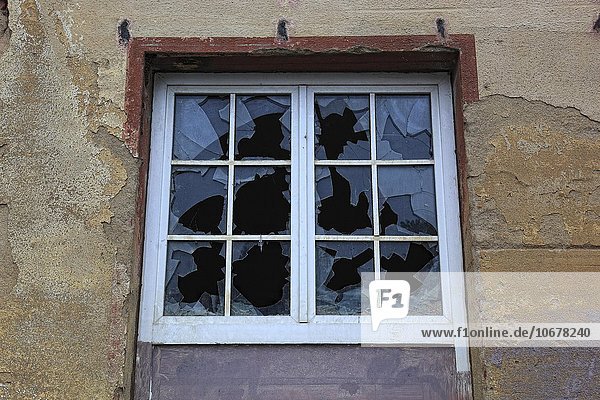 Zerbrochene Fensterscheibe  kaputte einzelner Gläser in einem Sprossenfenster  sanierungsbedürftig  verfallen  Altbau  Sachsen  Deutschland  Europa