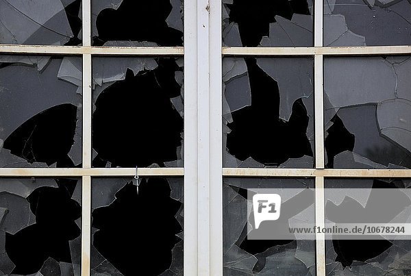 Zerbrochene Fensterscheibe  kaputte einzelner Gläser in einem Sprossenfenster  sanierungsbedürftig  verfallen  Altbau  Sachsen  Deutschland  Europa