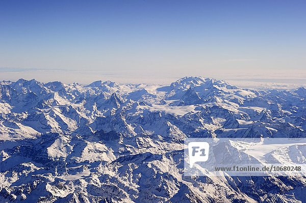 Schweizer Alpen mit Schnee mit dem Monte Rosa Massiv und dem Matterhorn  Schweiz  Europa