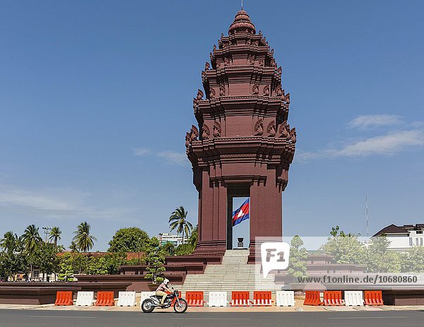 Roundabout at the Independence Monument, Motorcycle at the Phnom Penh ...