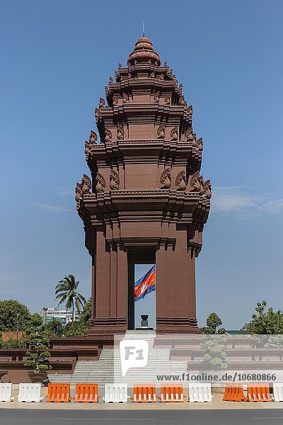 Kambodschanische Flagge am Unabhängigkeits-Denkmal  Phnom Penh  Kambodscha  Asien