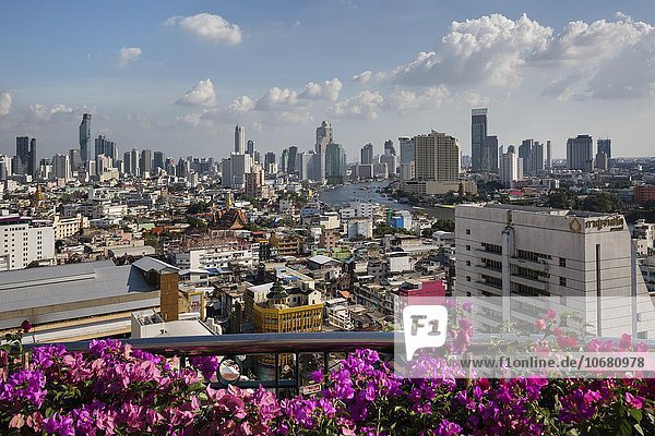 Panorama-Blick vom Balkon des Grand China Hotel mit Ausblick auf Skyline  Hochhäuser  Finanzviertel Bang Rak  Silom Disrict  Chao Phraya Fluss  Chinatown  Bangkok  Thailand  Asien