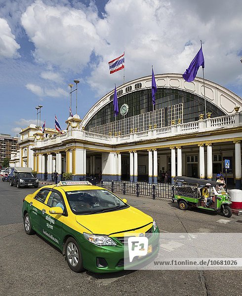 Taxi und Tuk-Tuk vor dem Hauptbahnhof  Hua Lamphong Railway Station  Chinatown  Bangkok  Thailand  Asien