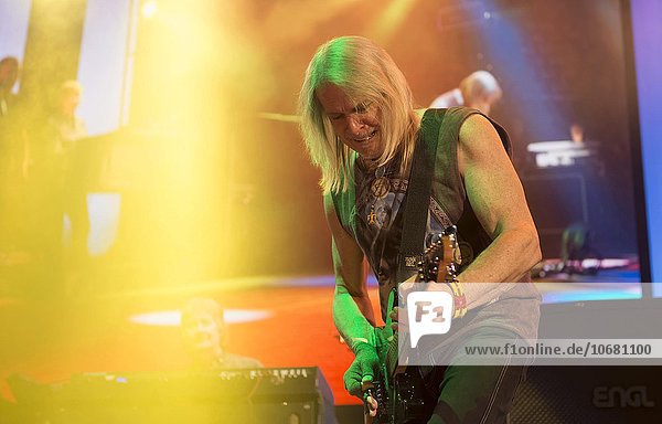Gitarrist Steve Morse der Rockband Deep Purple beim Konzert in München  Bayern  Deutschland  Europa