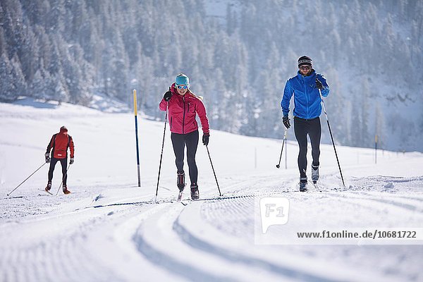 Frau und Mann beim Langlaufen  Seilrain  Sellraintal  Stubaier Alpen  Tirol  Österreich  Europa