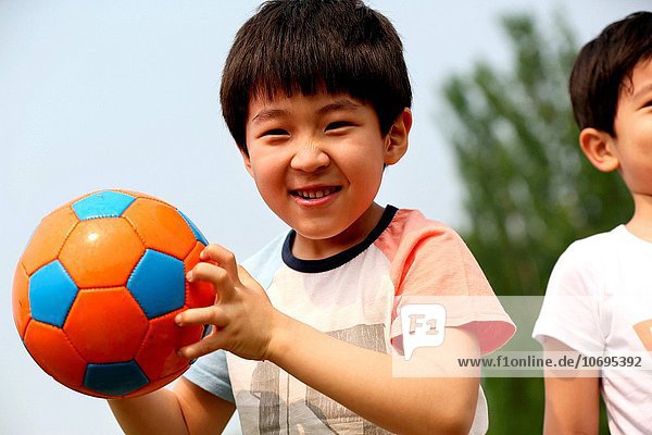 Außenaufnahme Junge - Person 2 Ball Spielzeug freie Natur spielen