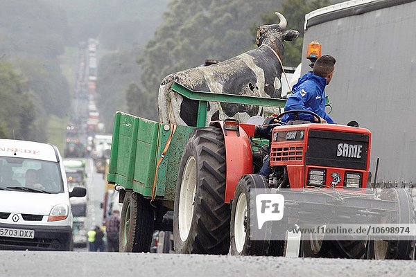 Fotografie geben zustimmen fragen Traktor zurückhalten Zusammenbruch Milch Preis