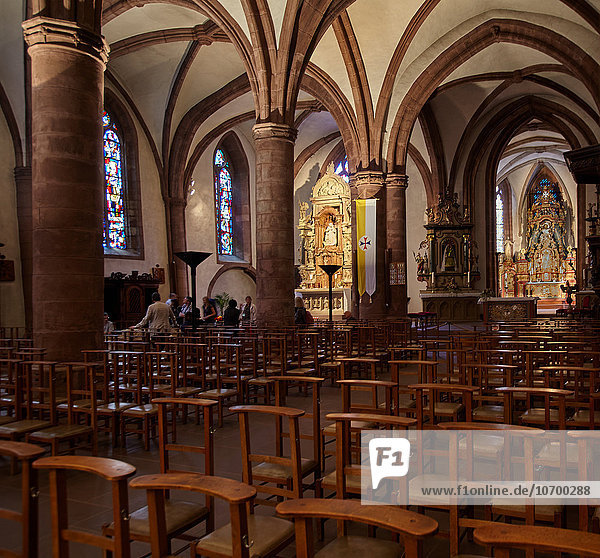 Das Innere der gotischen Trinitatiskirche in der Stadt Vianden im Land Luxemburg