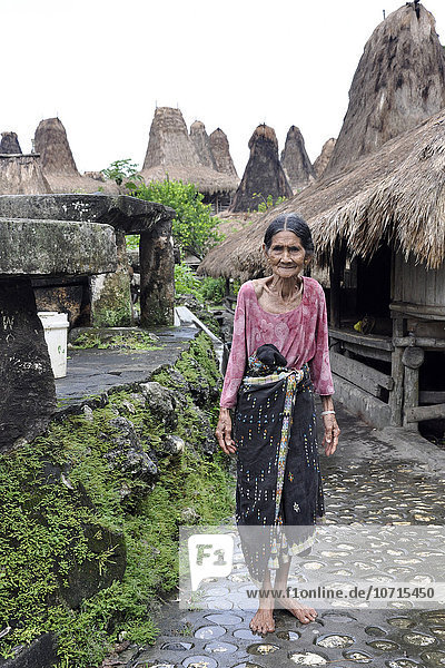 Indonesien  Insel Sumba  Dorf Tarung  alte Frau