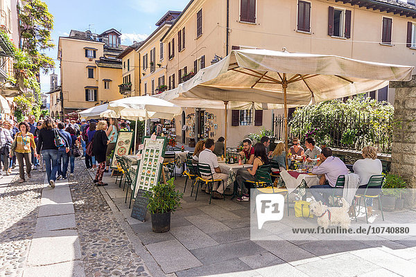 Italien  Piemont  Orta-See  Orta San Giulio  Menschen im Restaurant