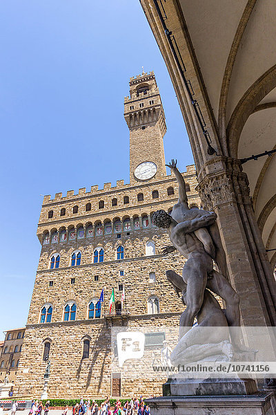 Italien  Toskana  Florenz  Palazzo Vecchio und Statue der Vergewaltigung der Sabinerinnen