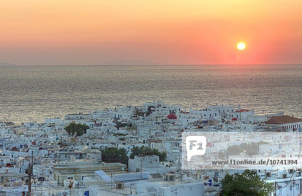 Griechenland  Kykladeninseln  Mykonos-Stadt  Stadtbild bei Sonnenuntergang