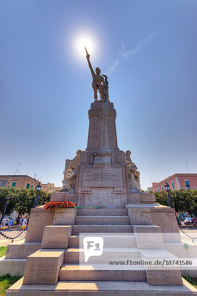 Italien  Apulien  Monopoli  Gedenkstätte auf der Piazza Vittorio Emanuele
