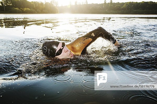 Mann trainiert  schwimmt im Fühlinger See  Köln  Nordrhein-Westfalen  Deutschland  Europa