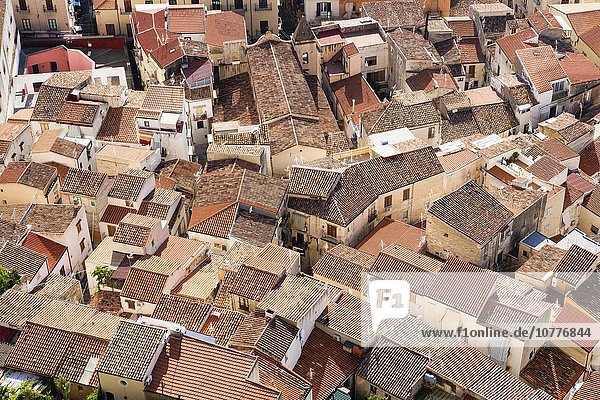 Ausblick vom Rocca di Cefalù auf die Dächer der Altstadt  Cefalù  Provinz Palermo  Sizilien  Italien  Europa