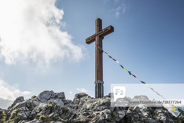 Gipfelkreuz und Gebetsfahnen am Jenner  Nationalpark Berchtesgaden  Berchtesgadener Land  Oberbayern  Bayern  Deutschland  Europa