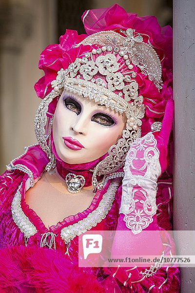 Frau mit Maske beim Karneval  Venedig  Italien  Europa