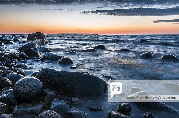 Steine  Findlinge am Strand bei Sonnenuntergang  Ostsee  Nationalpark Jasmund  Halbinsel Jasmund  Insel Rügen  Mecklenburg Vorpommern  Deutschland  Europa