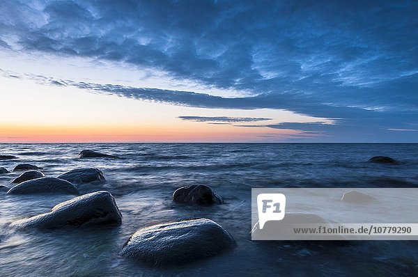 Steine  Findlinge am Strand  Abendstimmung  Ostsee  Nationalpark Jasmund  Halbinsel Jasmund  Insel Rügen  Mecklenburg Vorpommern  Deutschland  Europa