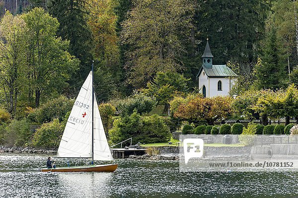 Sailing boat  neo-Gothic chapel in Urfeld am Walchensee  Upper Bavaria  Bavaria  Germany  Europe