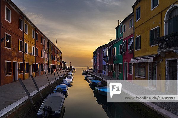 Bunte Häuser am Kanal im Abendrot  Burano  Venedig  Venetien  Italien  Europa