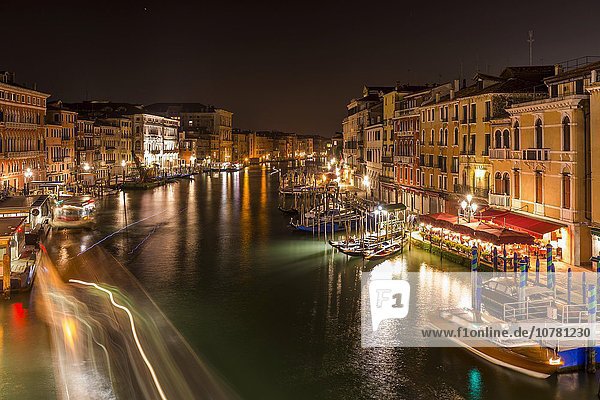Canal Grande mit Schiffsverkehr  Nachtaufnahme  Venedig  Venetien  Italien  Europa