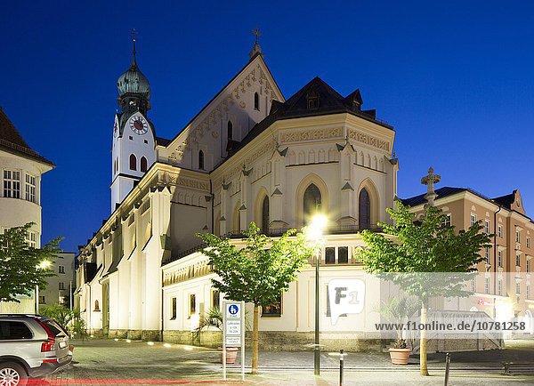 Katholische Stadtpfarrkirche St. Nikolaus bei Dämmerung  Rosenheim  Oberbayern  Bayern  Deutschland  Europa