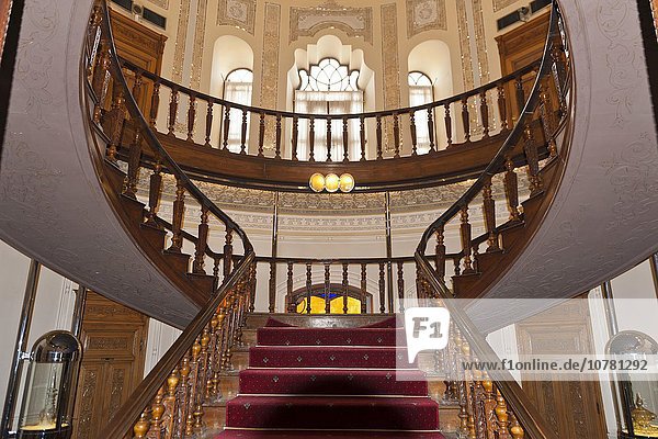 Treppe im runden Treppenhaus  ?bgineh Museum  Iranisches Museum für Glas und Keramik  Teheran  Iran