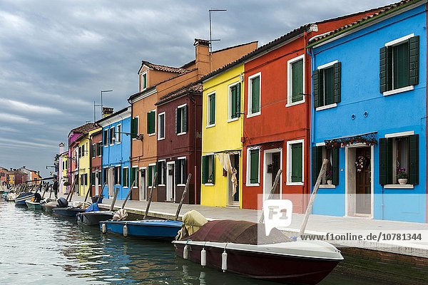 Bunte Häuser am Kanal mit Booten  Burano  Venedig  Venetien  Italien  Europa