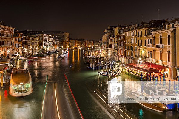Canal Grande mit Schiffsverkehr  Nachtaufnahme  Venedig  Venetien  Italien  Europa