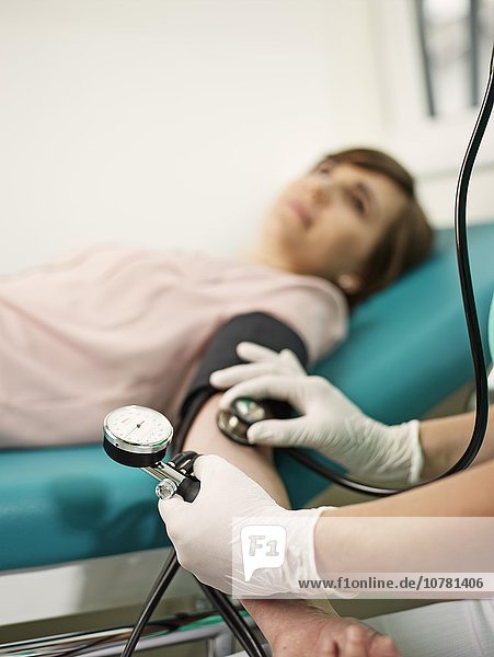 Krankenschwester misst bei einer Patientin den Blutdruck  Österreich  Europa