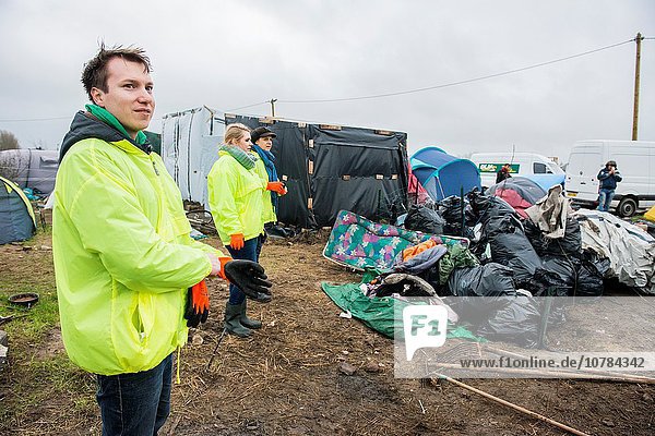 hoch oben Frankreich Reinigung Großbritannien arbeiten binden camping zusammenbauen Abfall 3 Straftat Calais Freiwilliger